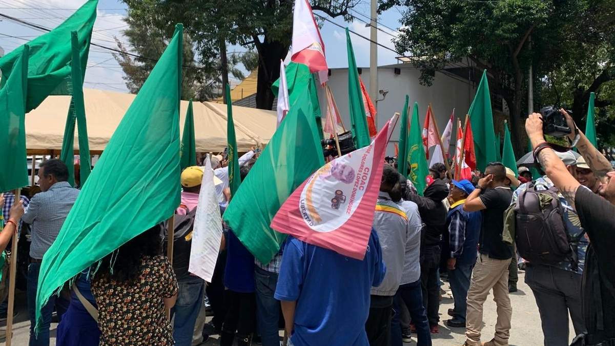 Manifestantes frente a la casa de transición de Claudia Sheinbaum