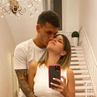 Al pie del cañón: en una noche difícil, Camila Galante apoyó a Leandro Paredes