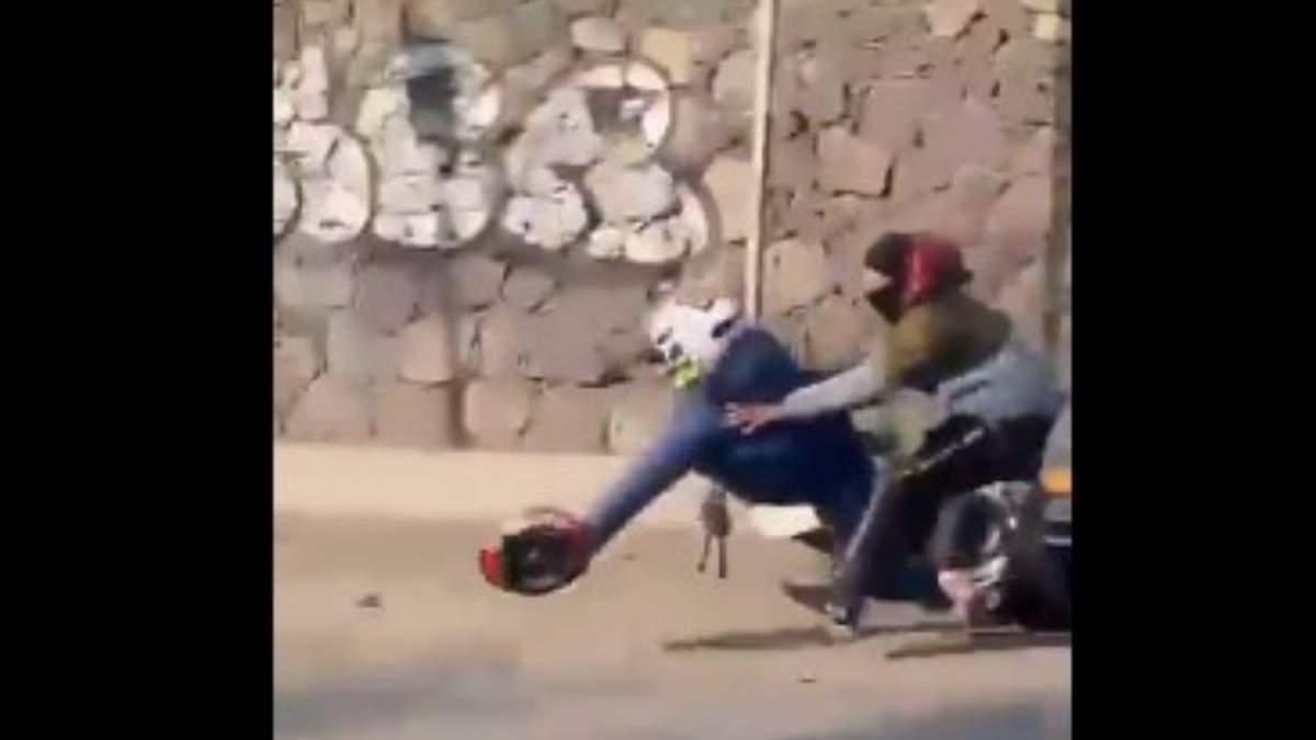 Presuntos atacantes caen de la moto que golpeó una camioneta para evitar que huyeran
