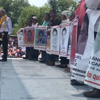 Padres de los 43 irrumpen en evento de AMLO en Iguala; el candidato promete una Comisión de la Verdad (Video)