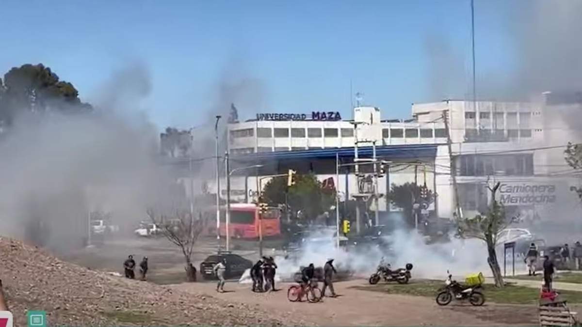 Vecinos y policías se enfrentaron tras el vuelco de un camión frigorífico en Guaymallén
