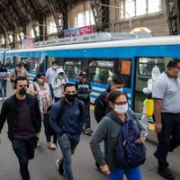Mario Meoni adelantó qué pasará con el transporte público y los vuelos al exterior