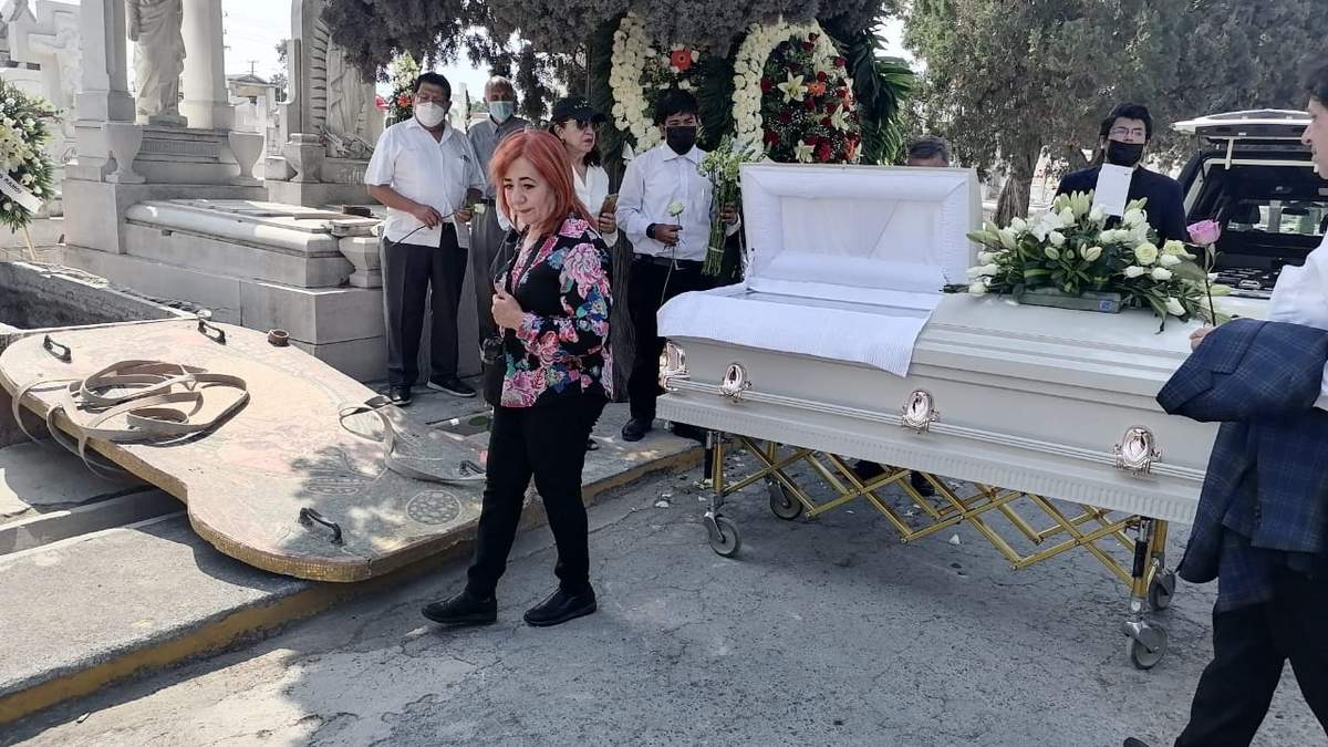 Rosario Piedra junto al féretro de su madre