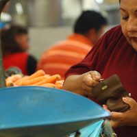 Labores domésticas y cuidados en casa equivalen a 24.2% del PIB en 2015: Inegi