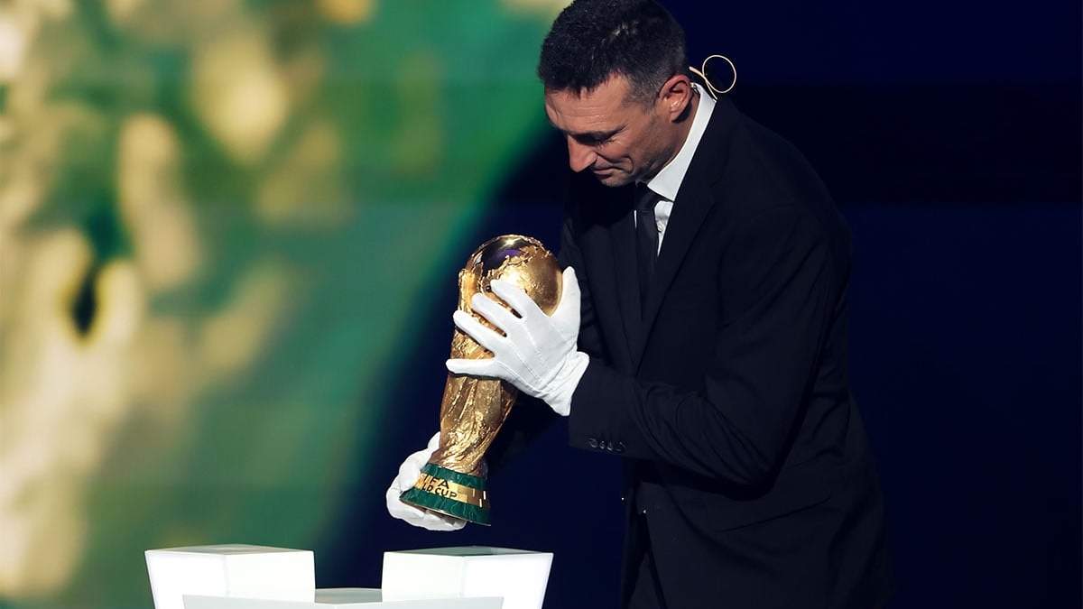 Lionel Scaloni entregó la copa.