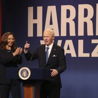 Maya Rudolph como Harris y Dana Carvey como Biden inician la temporada 50 de "Saturday Night Live"