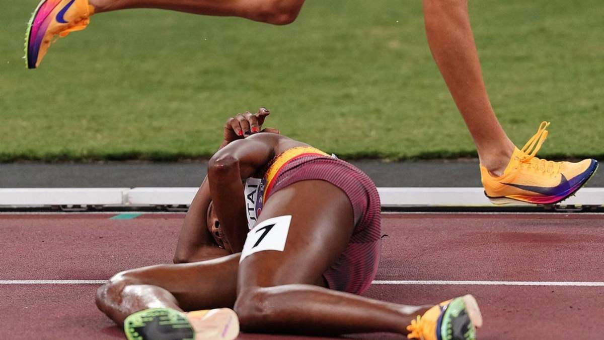 La ugandesa Peruth Chemutai sufrió una fuerte caída en la prueba de los 3 mil metros obstáculos del Campeonato Mundial de Atletismo de Tokio 2025