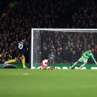 Manchester United derrota 3-2 al Arsenal y abre la carrera por el título de la Premier League