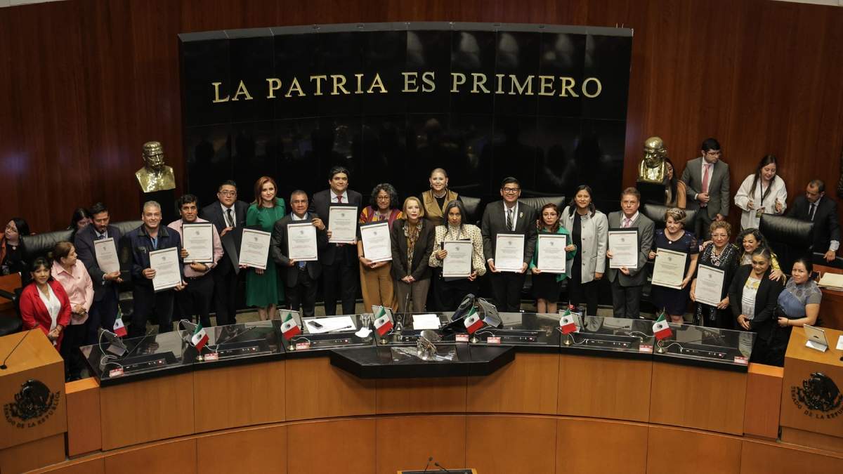 Con la presidenta de la Mesa Directiva, Laura Itzel Castillo