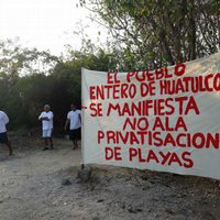 Protestan contra el cierre del acceso principal a playa de Huatulco