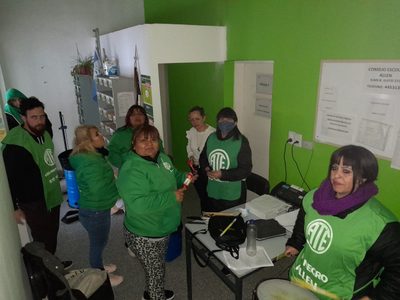 ATE se manifestó en Allen por la quita de sueldo a una portera postrada por enfermedad