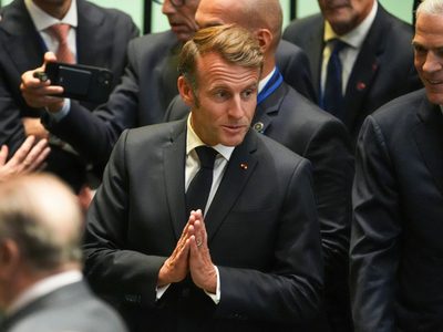 “Todo está parado por ti”: Entre calles cerradas por la policía de NY, Macron llama a Trump (Video)