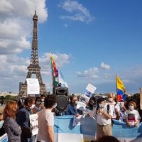 Argentinos en París repudiaron el viaje de Mauricio Macri a Francia