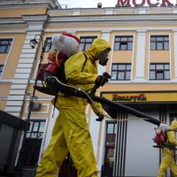 Moscú cierra todos los servicios no esenciales por la violenta ola de la pandemia: nuevos récords
