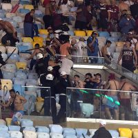 La historia de siempre: policías brasileños pegándole a hinchas argentinos