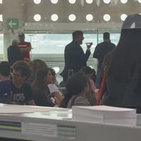 Pasajero del AICM pierde su pasaporte y arma escándalo contra la 4T (Videos)