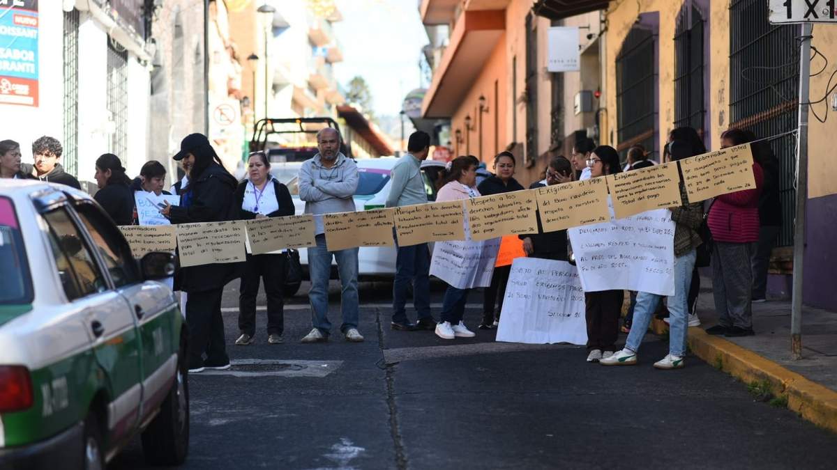 Trabajadores del sector salud de Veracruz protestan por falta de pago
