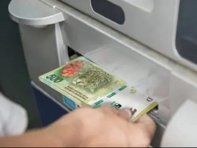 Con 14 % de aumento, el jueves comienzan a cobrar estatales en Río Negro