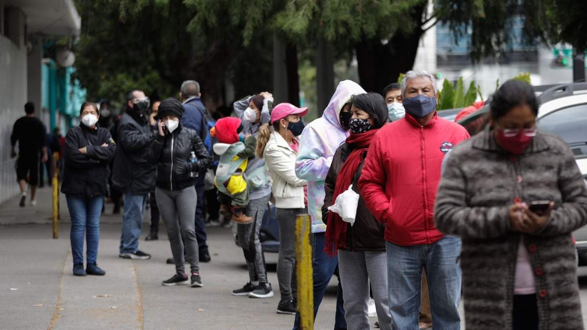 Fila para realizarse una prueba covid en el Metro Etiopía