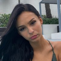 Juanita Tinelli reapareció en la web con este material frente al espejo y mucho glam
