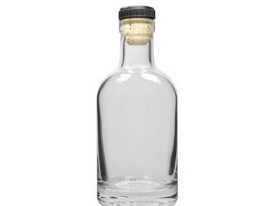 Con 1 botella de vidrio de licor vacía: creá este glamuroso florero si amás la onda brillante