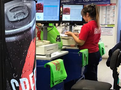 Denuncian que COTO aún exhibe golosinas en su línea de cajas