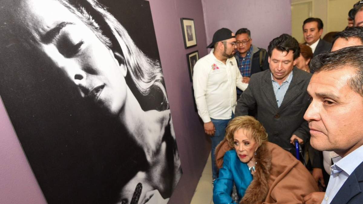 Silvia Pinal observa una foto de su película "Viridiana"