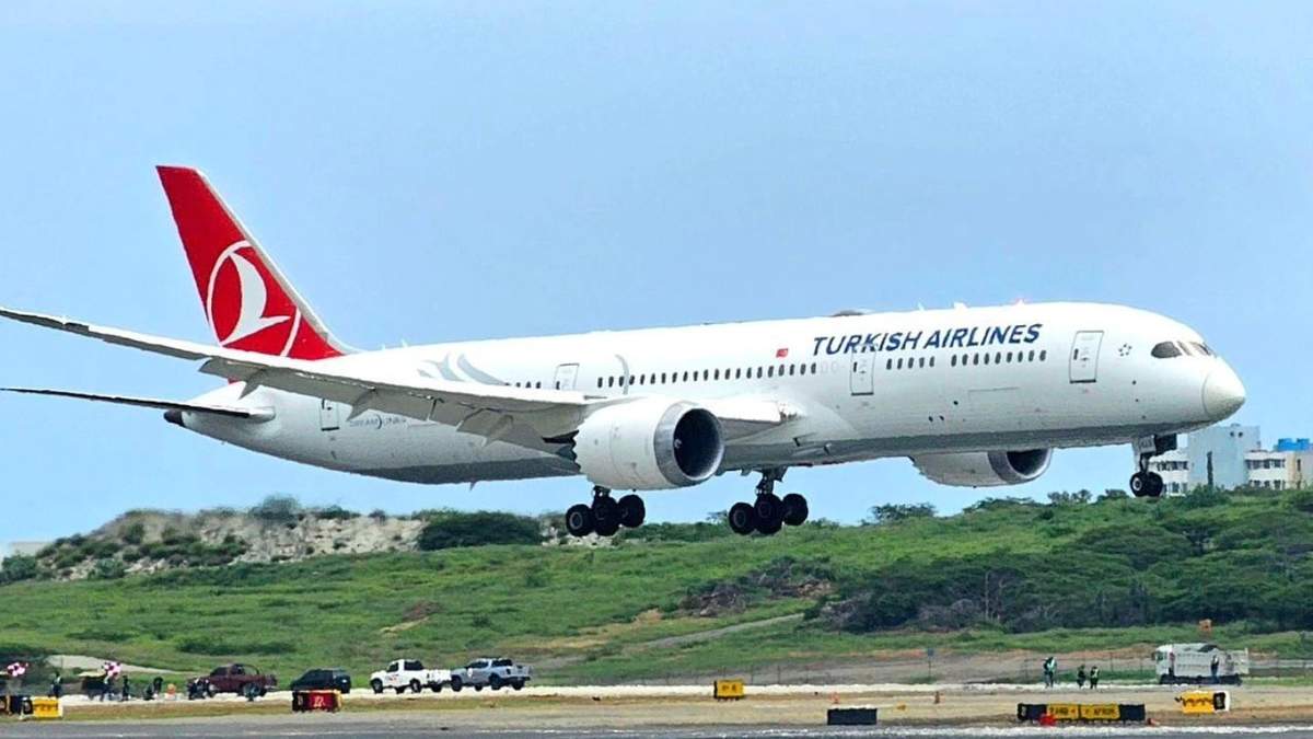 Un avión de Turkish Airlines, una de las aerolíneas a las que Nicolás Maduro le retiró la licencia de operación tras cancelar vuelos a Venezuela. Aeropuerto Internacional "Simón Bolívar" de Maiquetía