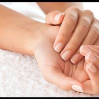 El Nail Art que deja atrás a las clásicas francesitas y al rojo intenso: así se lleva el brillo perlado que estiliza las manos