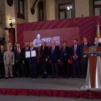 Empresarios firman con AMLO nuevo plan contra la inflación; canasta básica costará mil 39 pesos