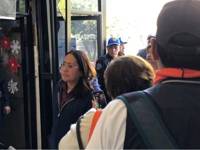 Trabajadores dan portazo en alcaldía Azcapotzalco, exigen pago de bono anual