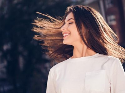 Sin pasar por la peluquería ni gastar fortuna: el ingrediente de cocina que le dará un brillo intenso a tu cabello