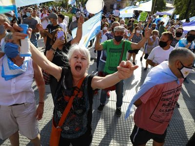 Alberto repudió la violencia durante la marcha mientras que Macri aseguró estar "emocionado"