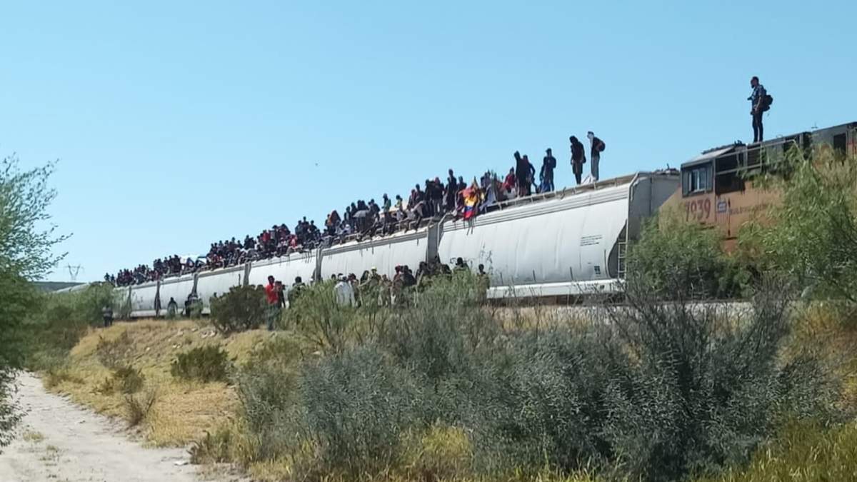 Migrantes se suben a La Bestia en Irapuato