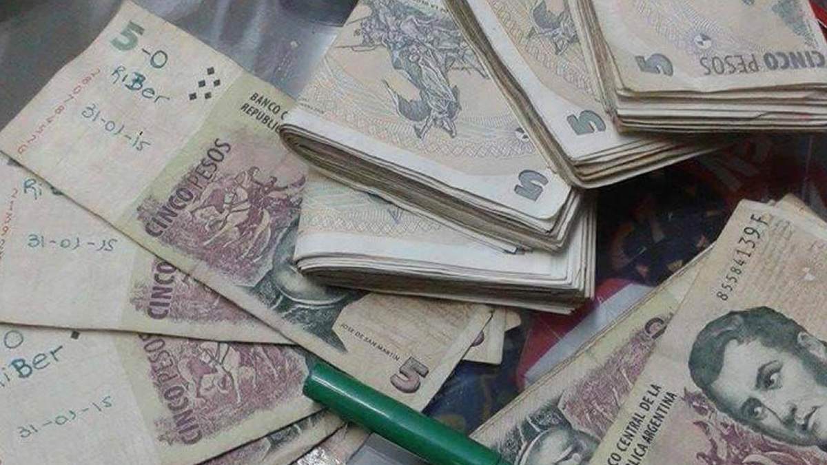 Billetes de 5 pesos que salen de circulación. Fuente: (Twitter)