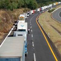 Comuneros y maestros de la CNTE bloquean carretera en Michoacán