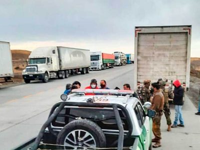 Por los cortes en Neuquén: camioneros chilenos realizan una protesta en Tierra del Fuego