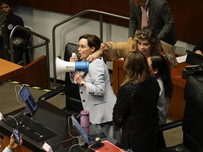 Ratifican a cónsules entre impugnaciones; cortan el cable del megáfono a Lilly Téllez (Video)