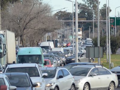 La municipalidad de Neuquén reveló que más de 100 mil vehículos por día se incorporan al tránsito en la ciudad