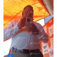 Inspector intenta cerrar puesto de comida por “no tener bomberos ni protección civil”