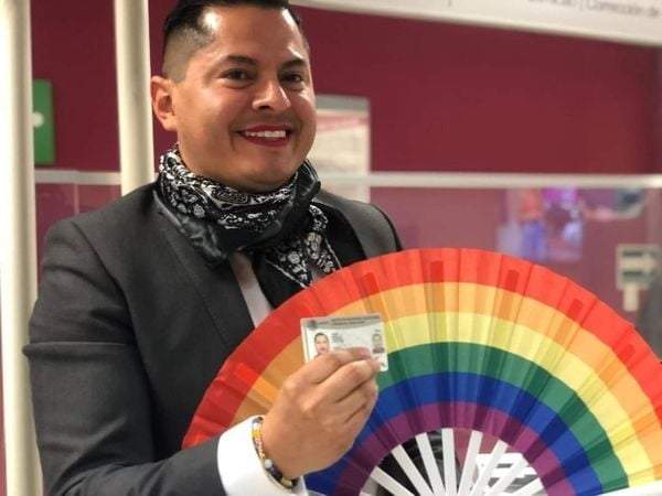 Jesús Ociel Baena Saucedo recibió la primera credencial con casillero no binario