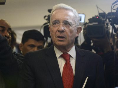 Colombianos denuncian al expresidente Álvaro Uribe ante un juez argentino por presuntos crímenes