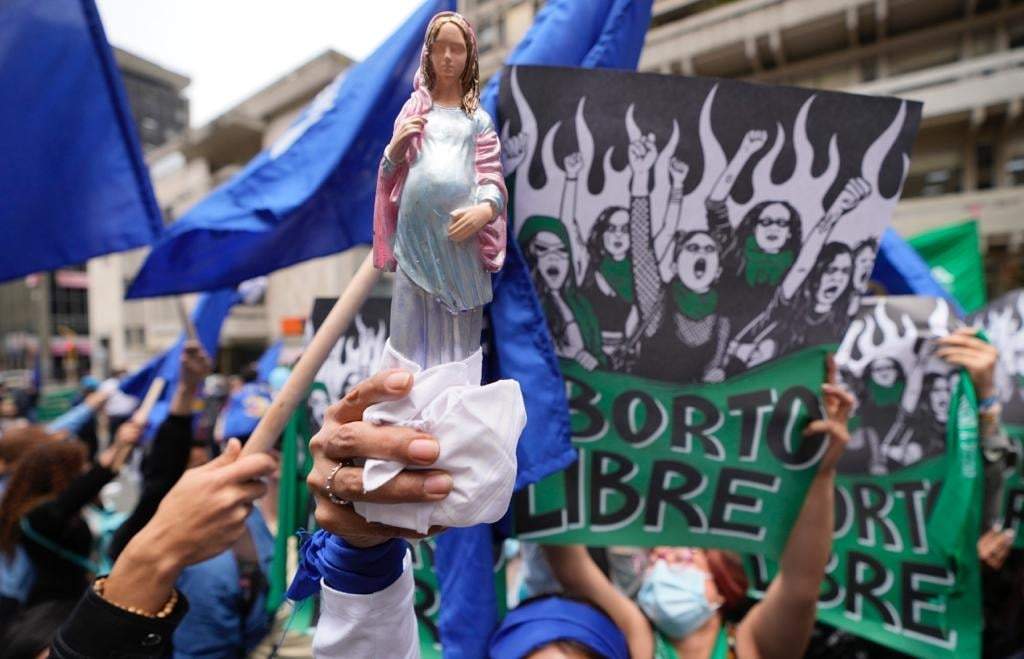 Activistas por el derecho al aborto protestan frente a la Corte Constitucional