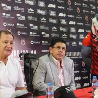 Presentan a Enrique 'Ojitos” Meza como nuevo entrenador del Veracruz