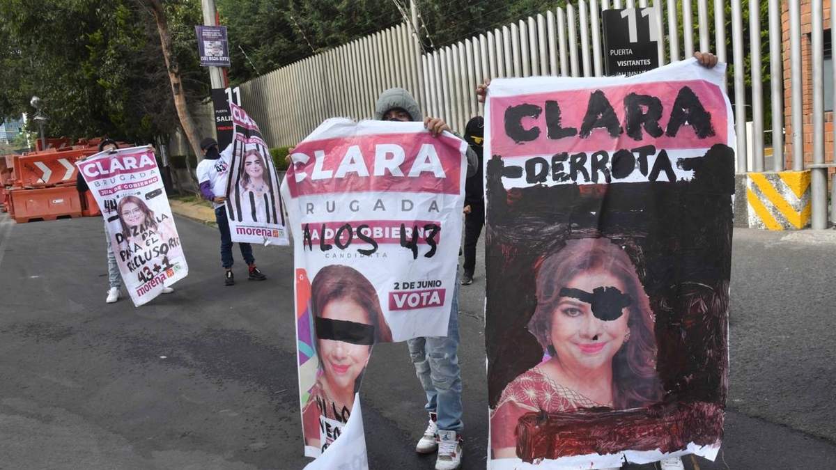 Protesta afuera de la Ibero por Ayotzinapa