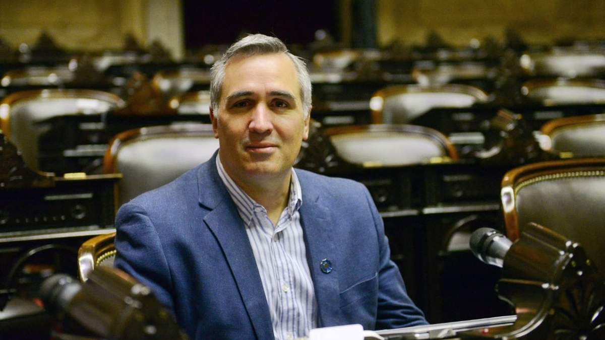 El diputado neuquino, Francisco Sánchez, mira a cámara. Fuente: (Twitter)