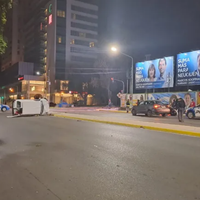 Un auto volcó luego de chocar contra una moto mientras transitaba por Leloir