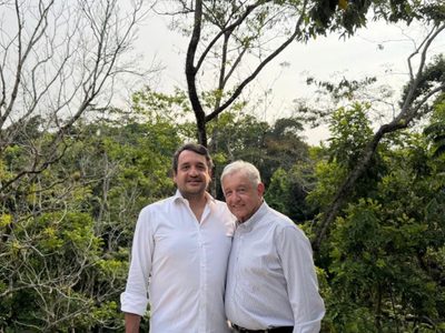 AMLO reaparece en una imagen publicada por su hijo “Andy” López Beltrán