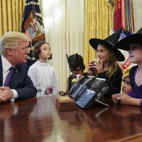 Halloween en la Casa Blanca: Trump usa a hijos de periodistas para lanzar indirectas (Video)
