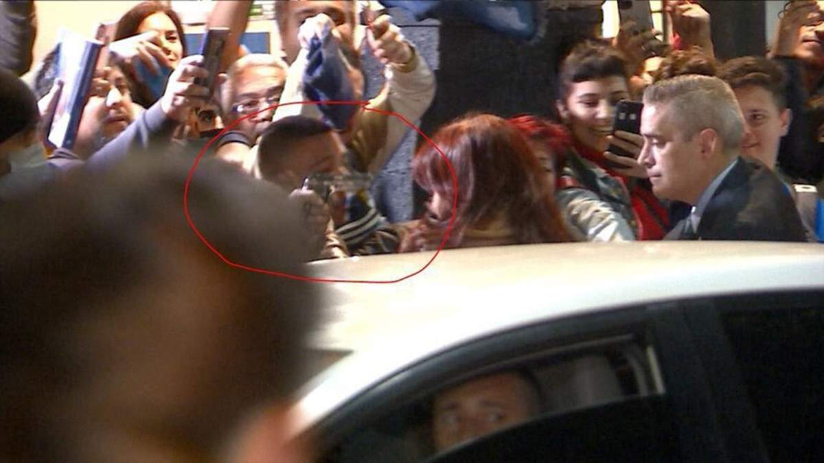 El momento en que un hombre apuntó su arma contra Cristina Fernández de Kirchner. Fuente: (Twitter)